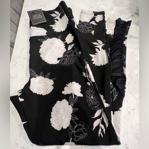 BLACK & WHITE FLORAL LEGGINGS ~ BRAND NEW W TAGS! 🖤🤍🖤